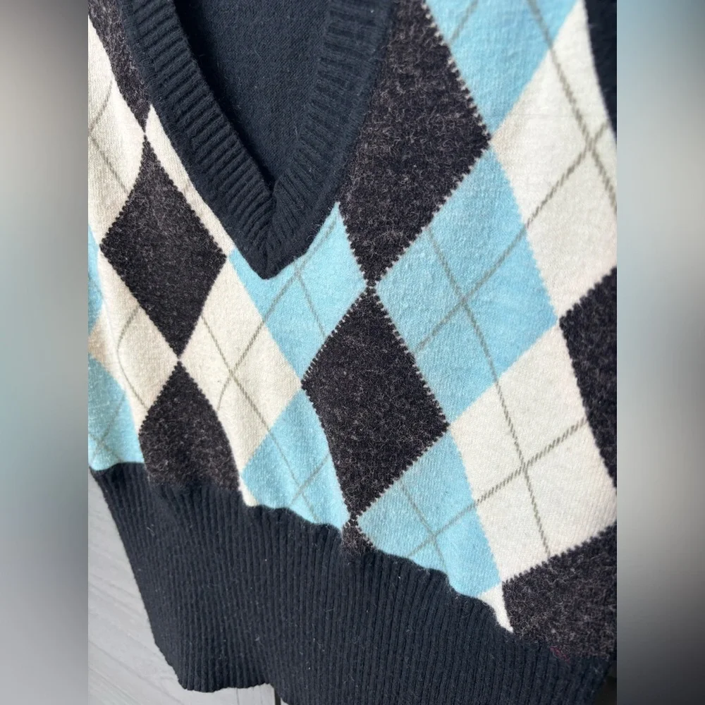 BCBGMaxAzria Cropped Fitted Angora and Wool V-neck Argyle Knit Sweater Vest - Picture 4 of 6